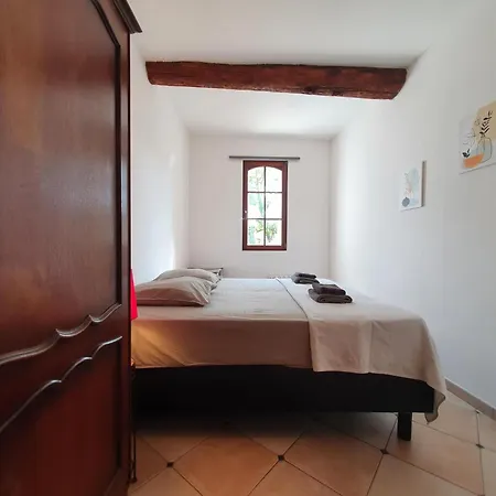 La Roche 6 Aigues-Vives (Herault)